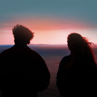 Coppia di innamorati al tramonto. Devi imparare ad andare oltre il confine del piacere che fin lì hai conosciuto e non averne paura 