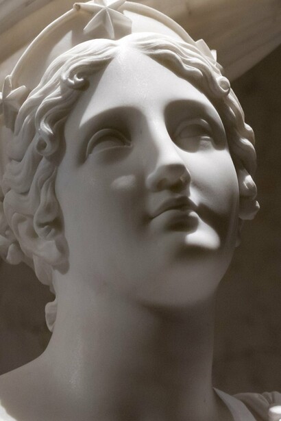"Iris como la diosa del arcoíris", escultura en mármol, Gaetano Matteo Monti, 1841