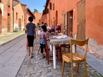 Tavoli e sedie sull'acciottolato del borgo di Colle Ameno, Italia 