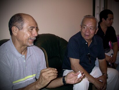 Luis conversa junto a compañeros