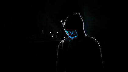 Homme masqué. Un catfish ( litt. poisson-chat) ou catfisher est une personne qui se fait passer pour quelqu'un d'autre, utilisant de fausses photos de profil, de faux noms et se faisant souvent passer pour une personne d'un autre sexe pour extorquer de l'argent à ses cibles. (Wikipédia)