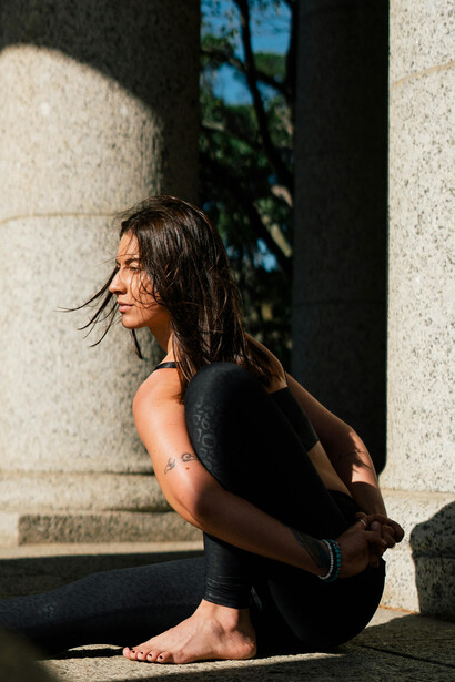 Professora de yoga em ásana avançado. A atenção à respiração é a chave para ancorar no presente e encontrar serenidade