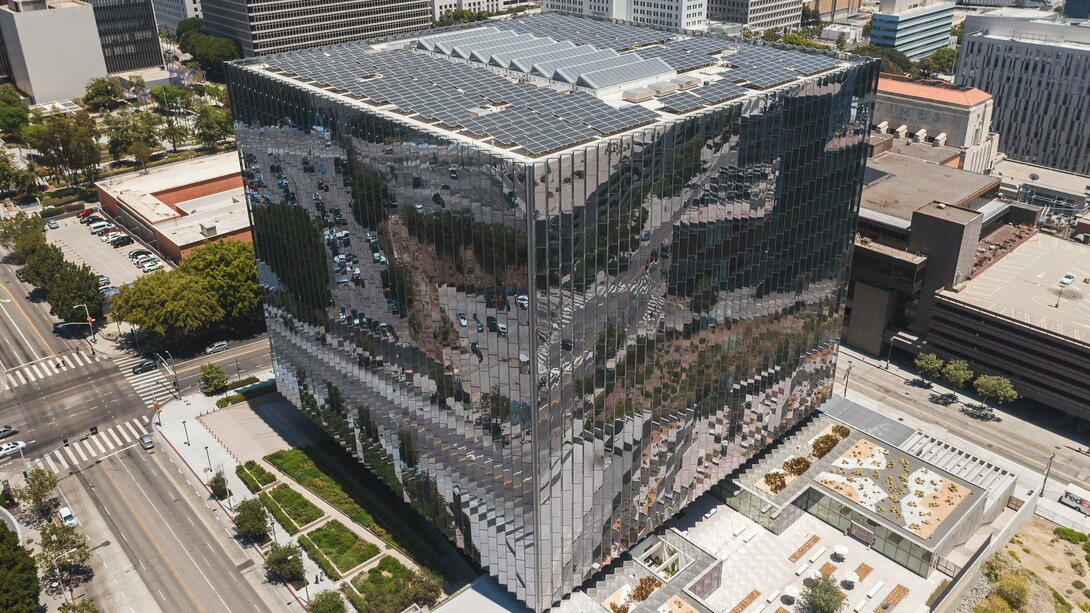 The United States Federal Courthouse in Los Angeles, California, United States, symbolising the use of high-performance building envelopes to improve energy efficiency in dense cities