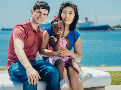 Família feliz com a filha que acabou de chegar