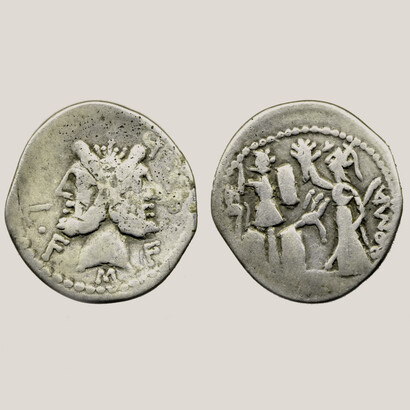 Un denario republicano romano con la cabeza de Jano en el anverso y Roma sosteniendo un cetro y erigiendo un trofeo en el reverso, 119 a. C.
