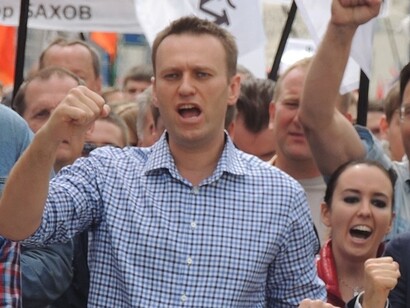 Alexei Navalny e Anna Veduta durante una marcia di protesta a Mosca il 12 giugno 2013