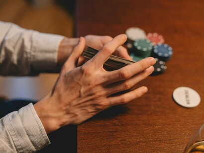 Pessoas jogam poker. No segundo momento, temos os jogadores apostando com 5/7 das cartas vistas, ou seja, boa parte do que a rodada tem para oferecer já é conhecido. No terceiro momento temos 6/7 e no quarto 7/7. Note que, sempre que abandonar a mão no segundo momento em diante, será necessário renunciar ao valor apostado. Você deve estar pensando “tá, mas e o que a sociedade tem a ver com isso?”