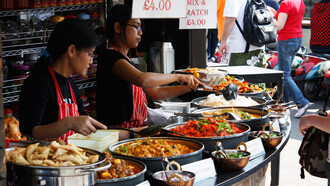 Puesto oriental de comida callejera en Camden, Londres