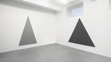 Alan Charlton 2014, Veduta parziale dell’esposizione, A arte Invernizzi, Milano, Courtesy A arte Invernizzi, Milano, Foto Bruno Bani, Milano