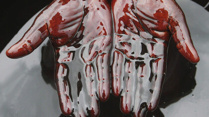 Con las manos manchadas de petróleo