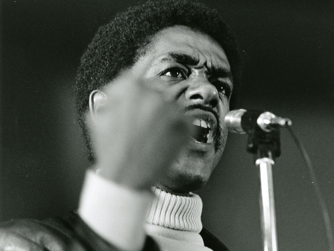 Ruth-Marion Baruch y Pirkle Jones. Bobby Seale hablando con el puño en alto, 1968. Pirkle Jones Foundation.
