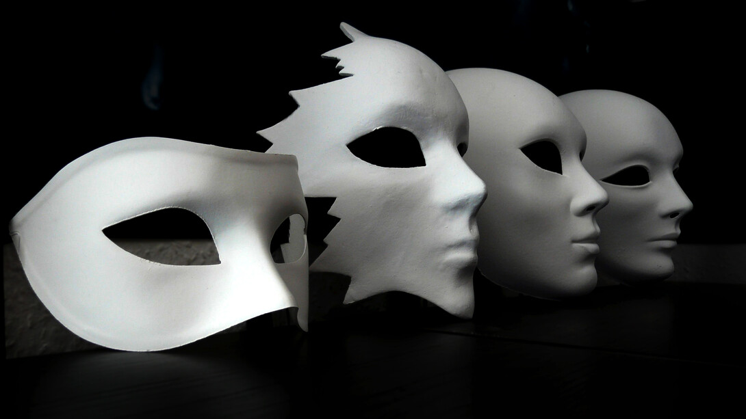 Conjunto de máscaras venecianas sin decorar: la necesidad de sobresalir por originalidad poco a poco ha ido socavando la autenticidad verdadera