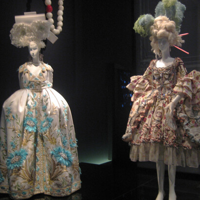 Dior alta costura. A editora chefe da Vogue norte americana, era presença confirmada nos espetáculos de costura e estilo do novo talento que assinava as coleções