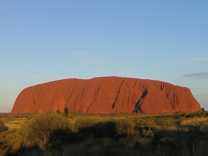 Per rispettare le tradizioni locali, dal 2019 è stato vietato scalare Uluru, un passo importante verso la tutela del luogo sacro. Monolito Urulu, Territorio del Nord, Australia
