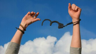 Algemas abertas. Como águias, somos convidados a voar alto e buscarmos as montanhas para, de lá, termos uma visão mais ampla da existência. A liberdade abre espaço para pensarmos sobre os condicionamentos da vida que não nos deixam escolhas. Há muitos obstáculos intransponíveis que nos tolhem a liberdade, não podemos mudá-las, mas podemos ressignificá-las
