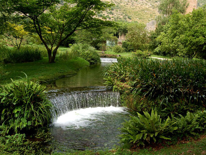 Giardino con una piccola cascata