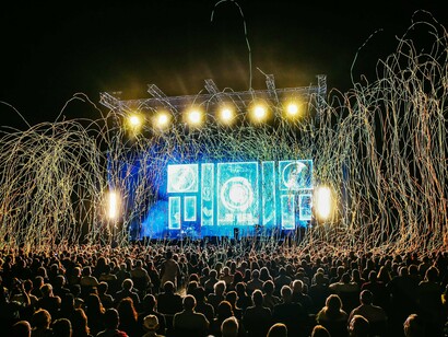 Sob luzes intensas e efeitos visuais marcantes, o público imerso no espetáculo mostra como a experiência de um festival vai muito além da música. É energia, conexão e presença