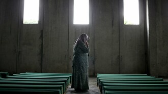 Eine Frau im Gedenkzentrum von Srebrenica - Potočari