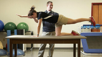 Entrenador trabajando con una atleta