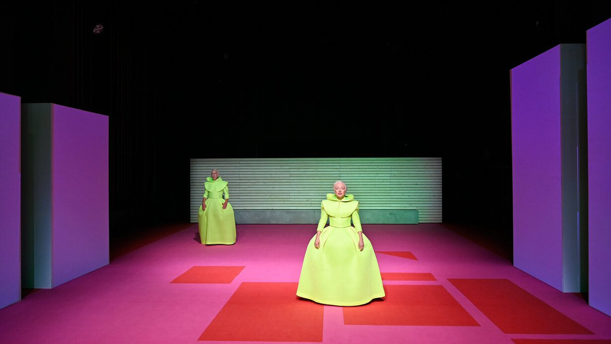Der geflügelte Froschgott. Courtesy of the Deutsches Theater