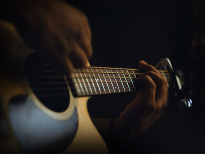 Hombre toca una guitarra acústica en João Pessoa, Paraíba, Brasil