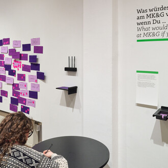 Verschiedene künstler, Wer bist du? Ausstellungsansicht. Mit freundlicher genehmigung des Museums für Kunst und Gewerbe Hamburg