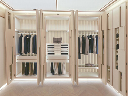 Ogni piano dello showroom si sviluppa su tre livelli dove sono stati utilizzati tre differenti legni: rovere, acero e cedro