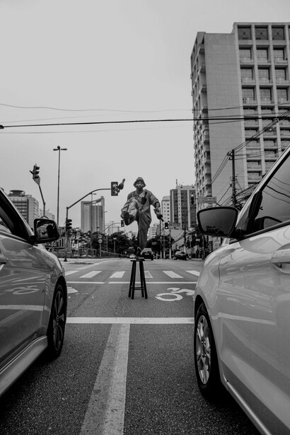 Navegar pelas vias de São Paulo exige atenção, especialmente ao enfrentar os bolsões de congestionamento e as saídas estreitas