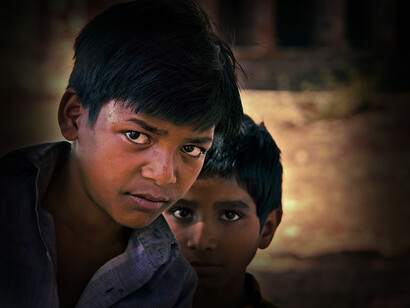 Bambini indiani. Riflettiamo sull'incredibile viaggio di Afrin, che trova momenti di grazia e speranza in mezzo alla devastazione climatica, ispirando il cambiamento