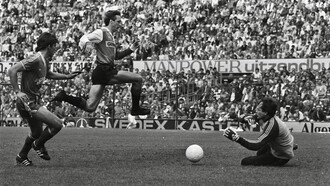 C'est l'Ajax d'Amsterdam, dans les années 70, qui a imposé un football basé sur la maîtrise technique, la mobilité et une intelligence collective sans précédent, repoussant ainsi les limites du possible