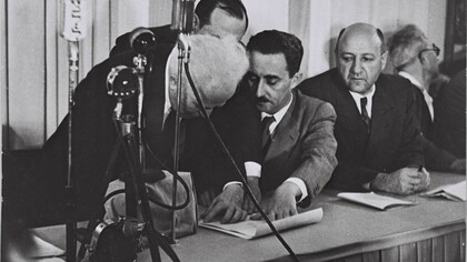 David Ben-Gurión firma la Declaración de Independencia de Israel (1948)