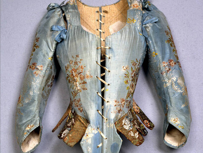 Corpetto femminile, Italia, sec. XVIII, terzo quarto - Gros de Tours liseré broccato - Corpetto femminile steccato diviso in due metà collegate da stringhe, n.inv. 14034 - Firenze,
Museo Stibbert