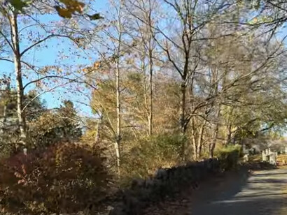 Ichabod Crane, era nativo de Connecticut, parte de Nueva Inglaterra, la región originalmente más británica de América del Norte. Camino cercano al cementerio Sleepy Hollow, New York, EE. UU.