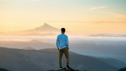 El ansia de conocer y trascender los propios límites de una vida individual es una de las características del ser humano