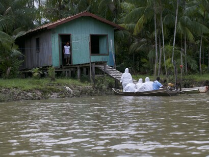 Agentes da saúde visitando comunidades isoladas