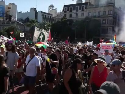 Argentine residents protesting Javier Milei's speech marched toward the Buenos Aires Congress