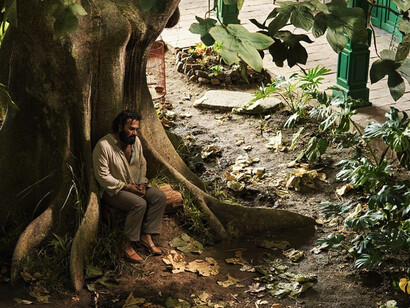 La primera temporada de la serie adapta la fundación de Macondo por José Arcadio Buendía y Úrsula Iguarán, destacando la estética y los ambientes caribeños