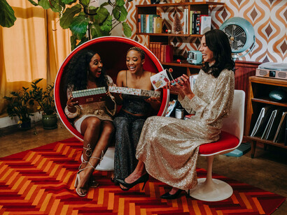 Tendência brilhosa e metálica.  Trazer o metálico para a ocasião pode ser bem descomplicado e nesse caso a minha dica é simplesmente trazer o mix texturas