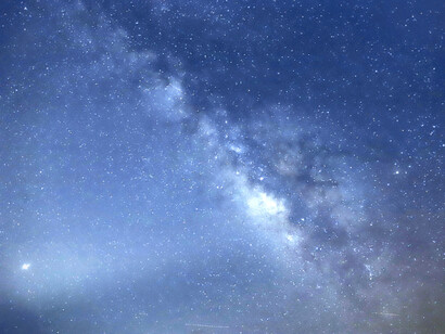 Vista de la Vía Láctea que crea su propia luz en el Universo. La ciencia analiza, descuartiza. La magia sintetiza e integra