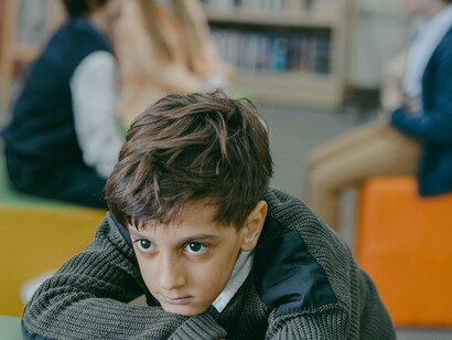 Crianças que vivenciaram negligência emocional, foram alvo de críticas constantes ou excessivamente cobradas, que recebiam afeto e reconhecimento apenas quando atendiam às expectativas dos pais — e eram punidas ou ignoradas quando não correspondiam às exigências dos cuidadores — tendem a internalizar, desde cedo, a ideia de que seu valor está condicionado ao desempenho

