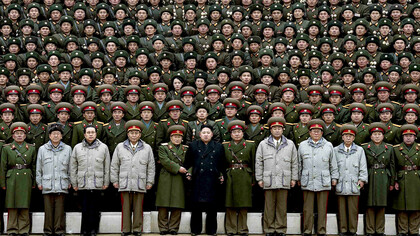 Kim Jong-un con militares