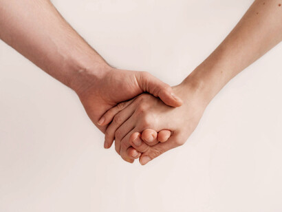 Personas tomadas de la mano