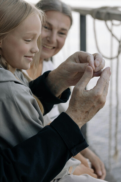 Nonno e nipote, ricordi. Oltre il tempo: un momento di gioia e connessione