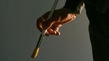 Descubra a origem da inspiração para grandes ideias! Da mitologia grega à neurociência moderna, explore como artistas como Stephen King criam obras memoráveis. Inspire-se agora!