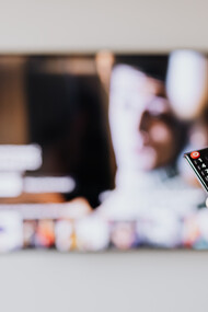 Controle remoto de televisão e o símbolo de controle dos canais