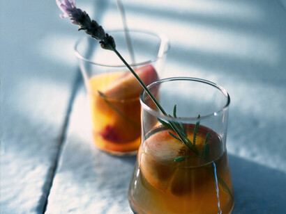 Tè freddo alle pesche e lavanda