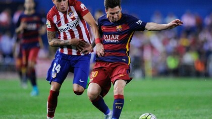 Giménez y Messi disputan en el balón en un duelo Atlético de Madrid - F.C. Barcelona