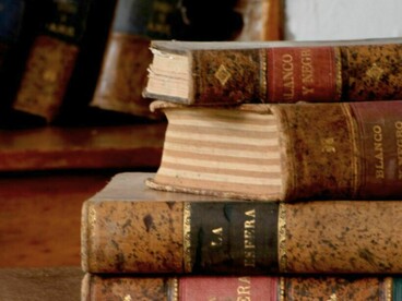 La verdadera escritura debe ser un acto liberador y transparente que demuestre la autenticidad de la paradoja humana, alejándose de las presiones comerciales, la falsificación y las exigencias de una sociedad que pide a gritos populismo