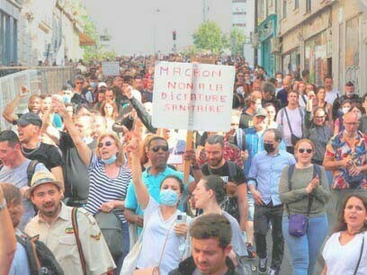 Las numerosas manifestaciones organizadas en Europa Occidental contra la política gubernamental y las posibles vacunaciones obligatorias estuvieron siempre muy influenciadas por la derecha y la extrema derecha