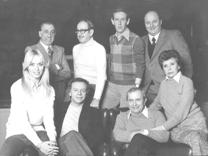 Garinei e Giovannini. Il cast della commedia musicale Accendiamo la lampada (1979) di Pietro Garinei e Iaia Fiastri; in basso, gli attori Gloria Guida, Johnny Dorelli, Paolo Panelli e Bice Valori